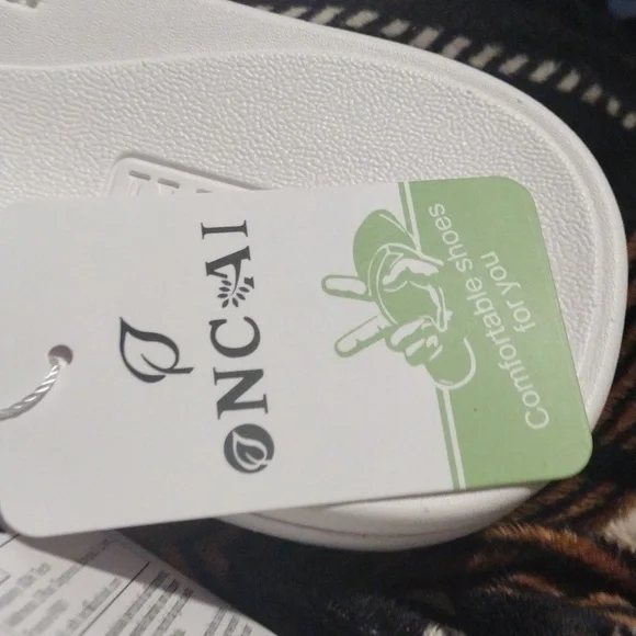 NWT NCAI Women's White & Silver Asymmetric Strappy Sandals - Size 8 - Picture 4 of 5